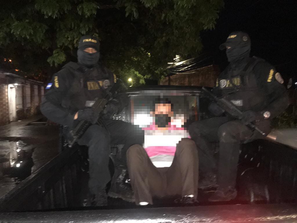 En flagrancia la policia detiene a un sujeto por el supuesto delito de ...
